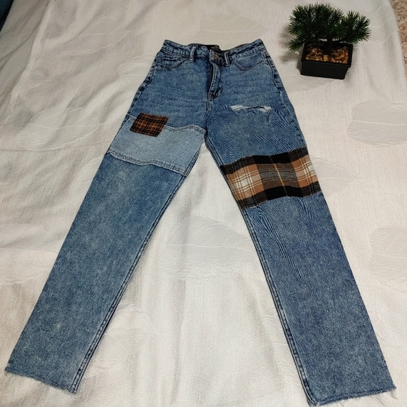 Hollister High Rise Ripped Jeans - Picture 2 of 8